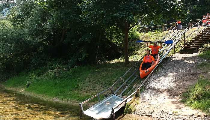 Rampa tobogán para empezar el descenso del Sella en canoa Arriondas